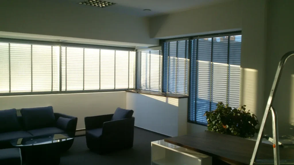 Efekt profesjonalnego montażu żaluzji aluminiowych