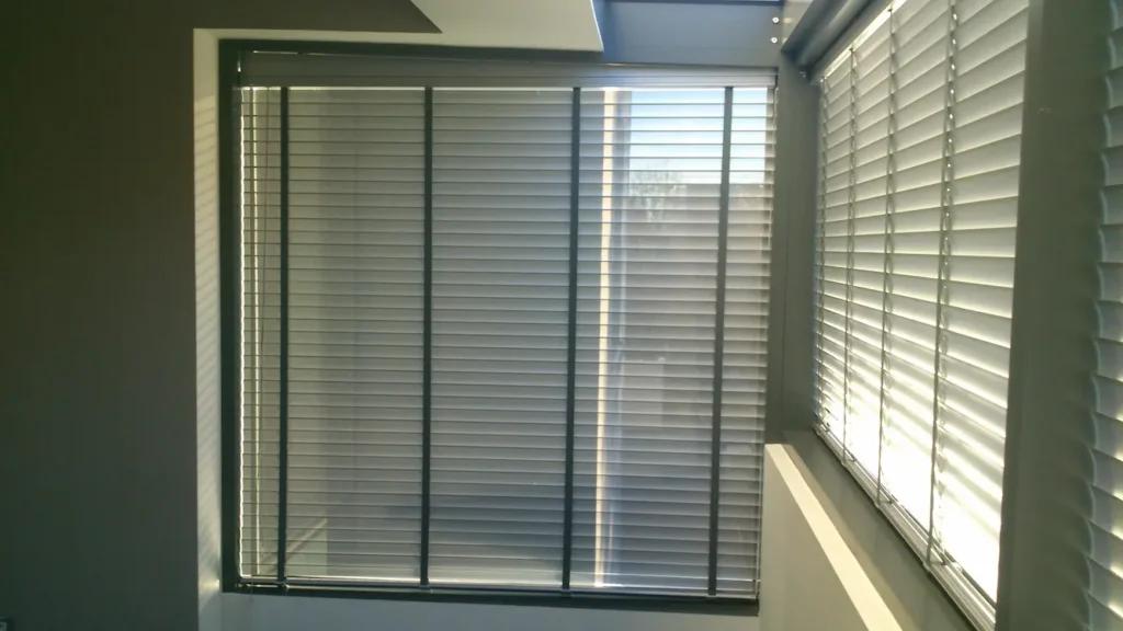 Efekt profesjonalnego montażu żaluzji aluminiowych